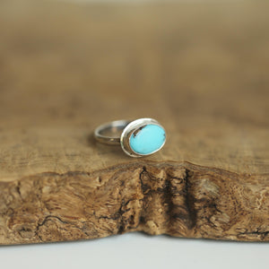 Kingman Turquoise Sterling Silver Ring – East West Oval Design