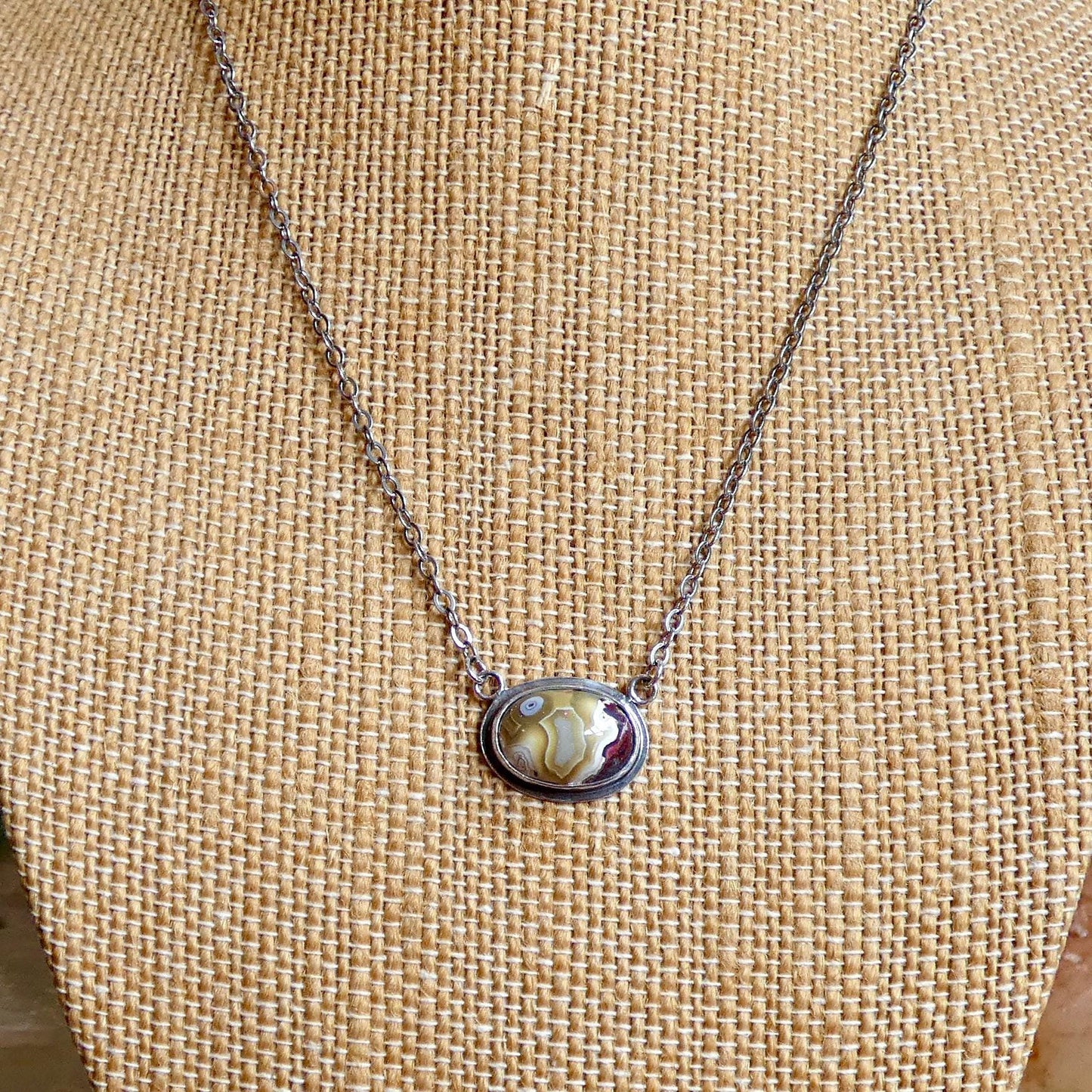 Laguna Lace Agate East-West Pendant – Sterling Silver
