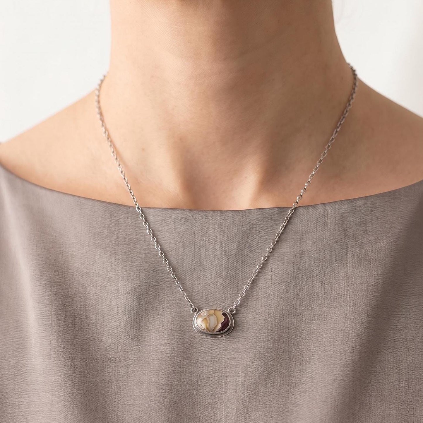 Laguna Lace Agate East-West Pendant – Sterling Silver