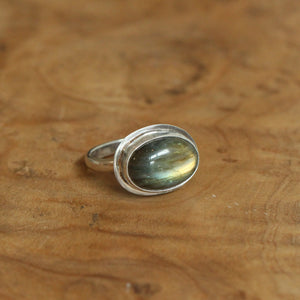 Flashy Labradorite Ring - .925 Sterling Silver - East West Oval Ring - Silversmith Ring